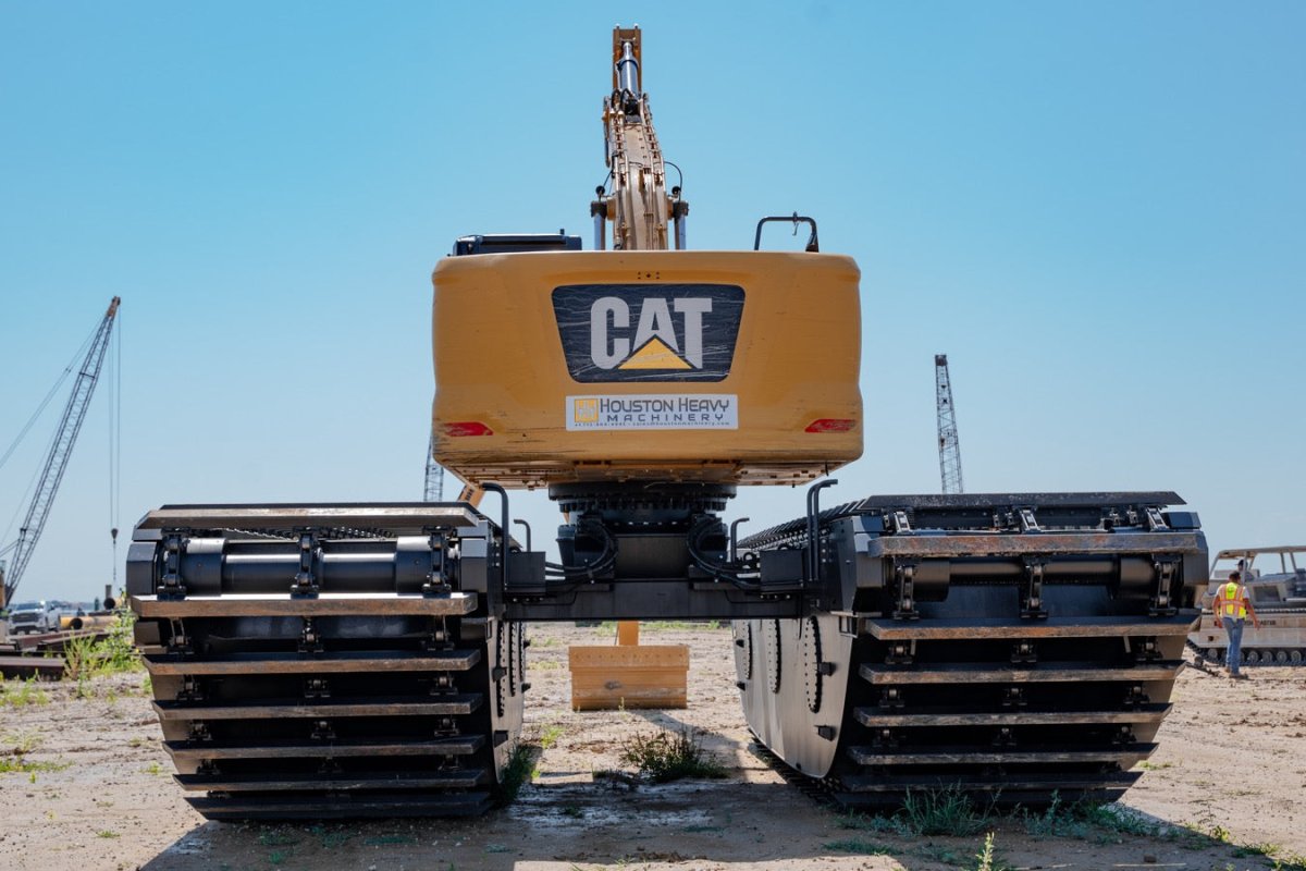 Caterpillar 2019 Pontoon Super Long Reach Excavator - 3825 Hours EIK Solutions