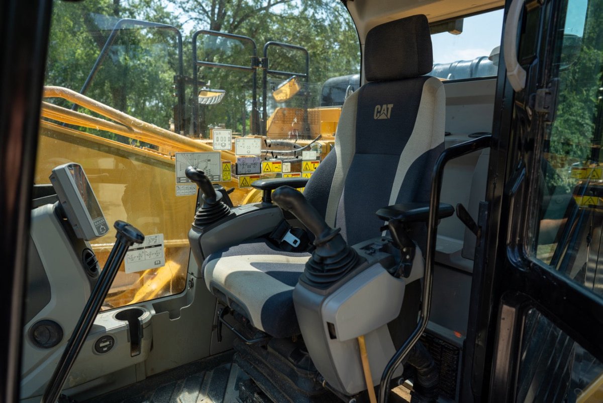 Caterpillar Excavator 2016 - 7927 Hours EIK Solutions